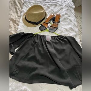 Boutique Off the shoulder blades blouse